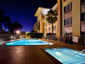 2 室外游泳池,07:00 至 22:00 开放,池畔遮阳伞,日光浴躺椅