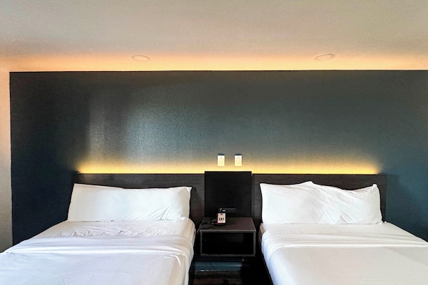 Standard Suite, 2 Katil Ratu (Queen), Non Smoking | Meja, langsir/tirai gelap terus, Wi-fi percuma, cadar katil