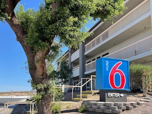 Exterior - Motel 6 Barstow, CA - Mojave Desert Stop - I-15 (Barstow)