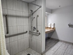 Combined shower/bathtub, hair dryer, towels