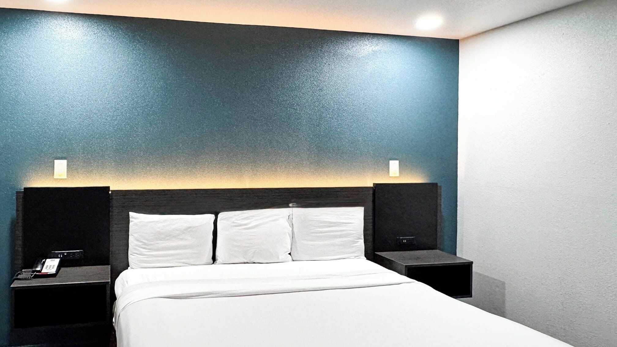 Suite – standard, 1 kingsize-seng, ikke-røyk | Skrivebord, blendingsgardiner, wi-fi (inkludert) og sengetøy