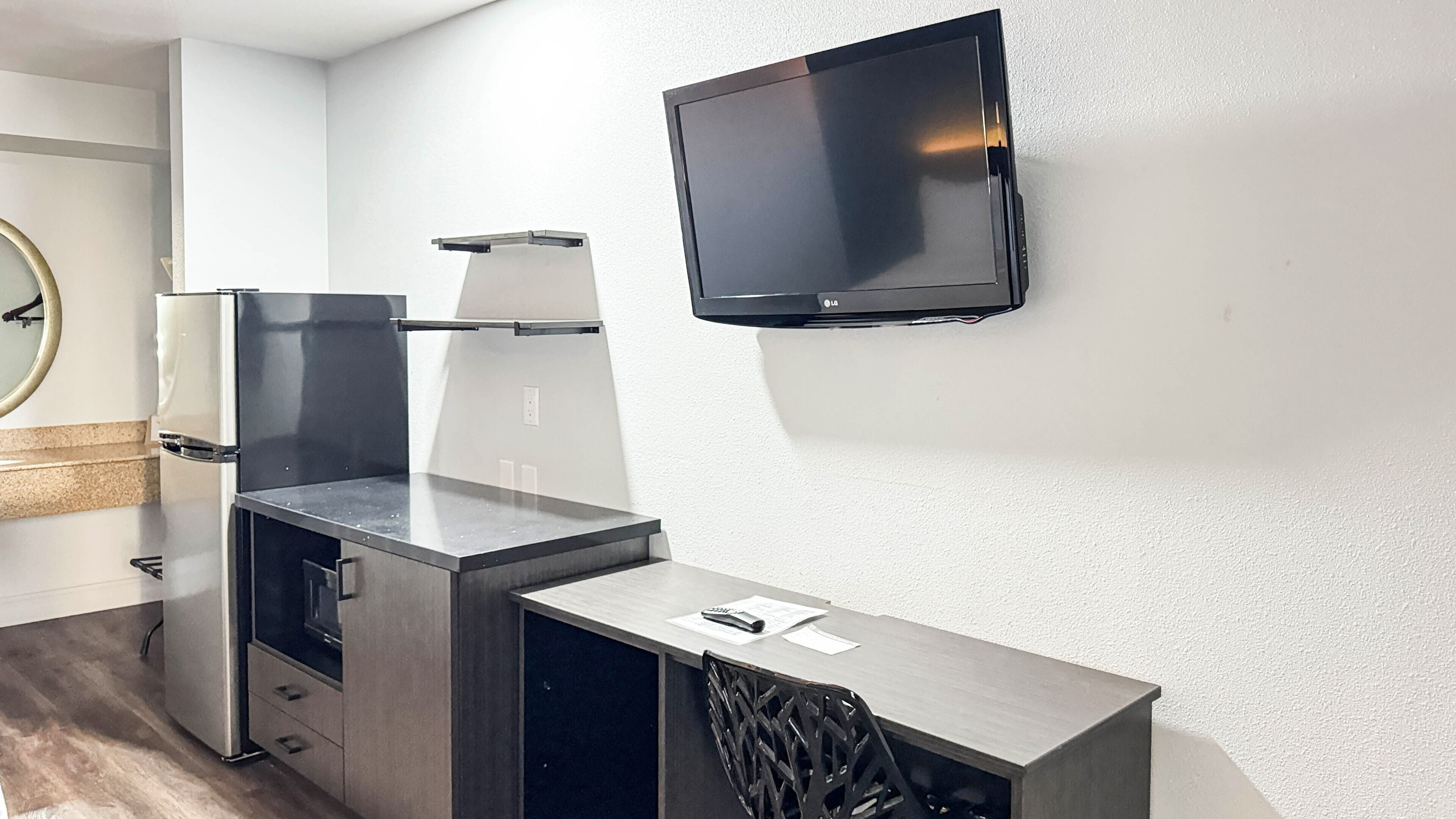 デスク、遮光カーテン、WiFi (無料)、ベッドシーツ