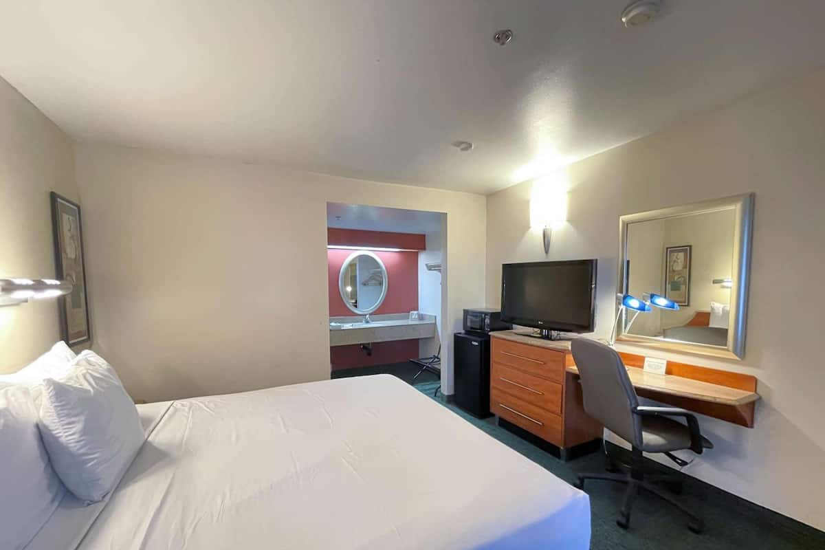 Standard Room, 1 Queen Bed, Accessible, Non Smoking | Desk, blackout drapes, free WiFi, bed sheets