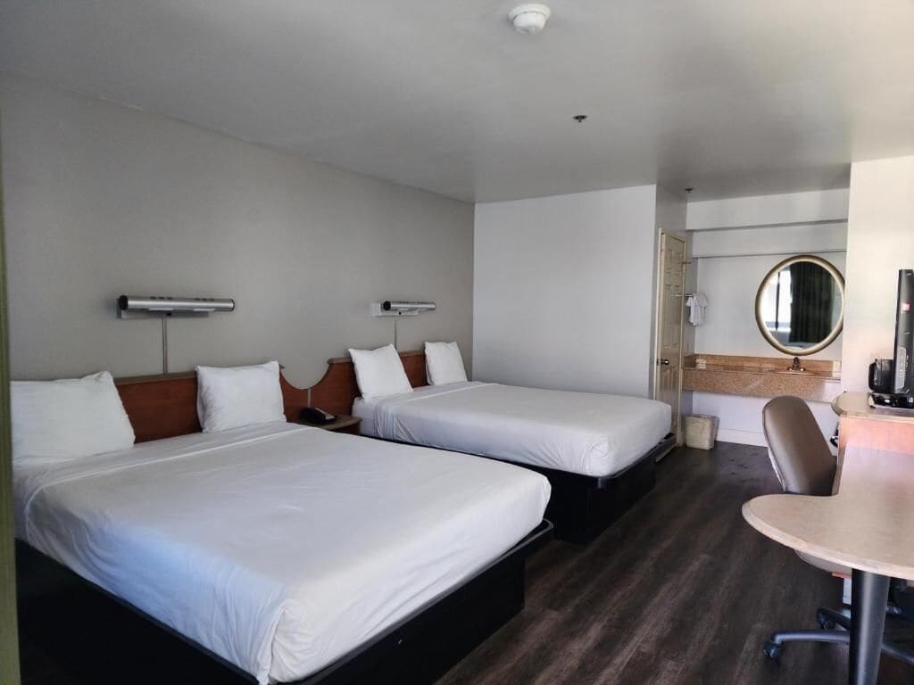 Escritorio, cortinas blackout, wifi gratis y ropa de cama 