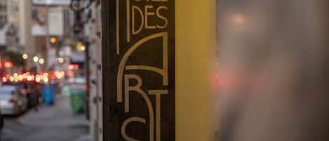 Señal para el Hotel Des Arts con un diseño moderno y geométrico.