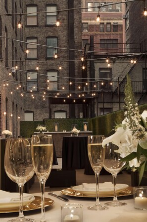 2 restaurants, lunch, dinner, brunch served; Italian cuisine 