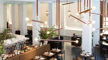 Hi ha 2 restaurants i s'hi serveixen dinars; plats de cuina italiana