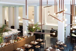 Hi ha 2 restaurants i s'hi serveixen dinars; plats de cuina italiana