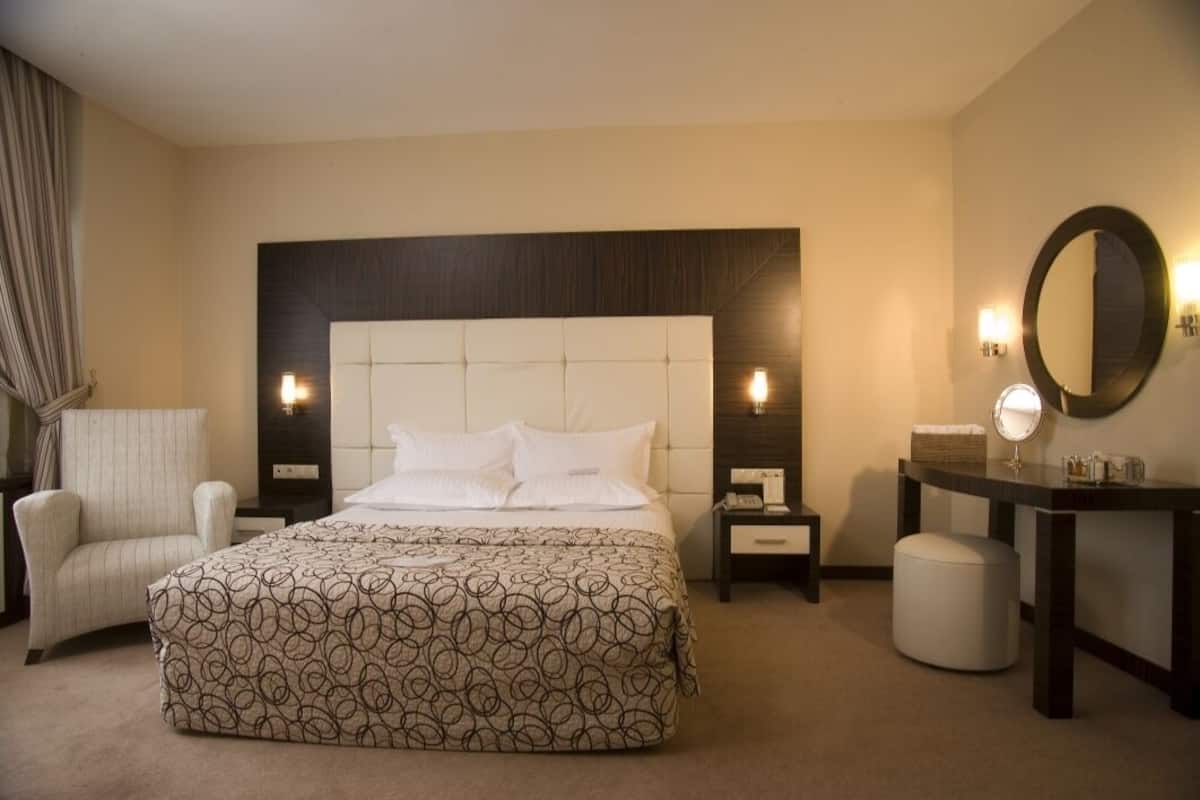 Grand Suite, 1 Bedroom | In-room safe, desk, laptop workspace, blackout drapes