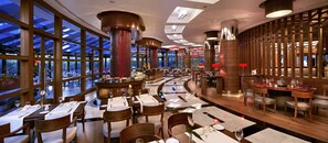 供应早餐、午餐和晚餐，国际美食