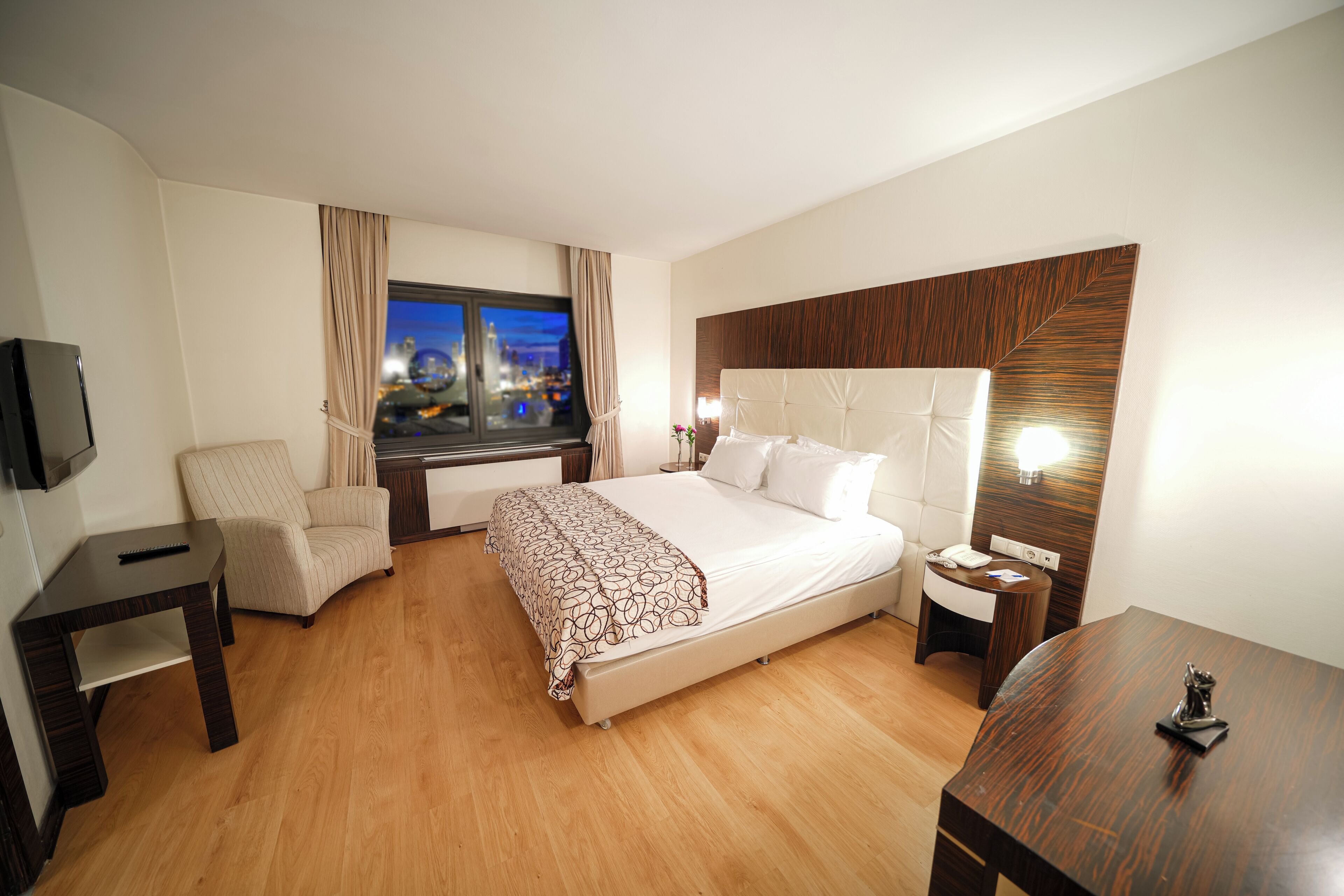 Junior Suite | In-room safe, desk, laptop workspace, blackout drapes