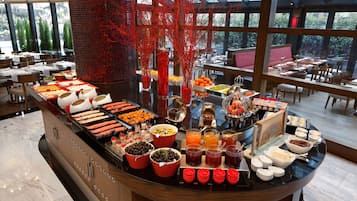 Päivittäinen paikallinen aamiainen (18 EUR per henkilö)