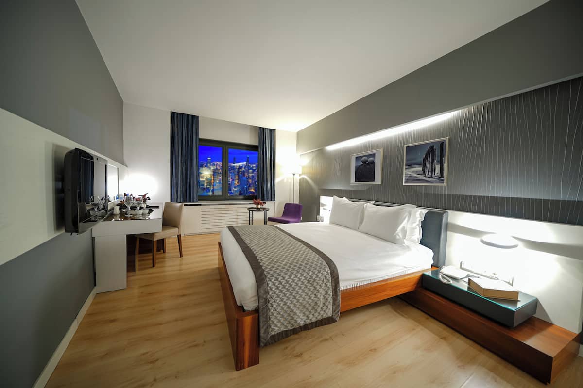 خزنة داخل الغرفة ومكتب ومساحة عمل للكمبيوتر المحمول وستائر تعتيم