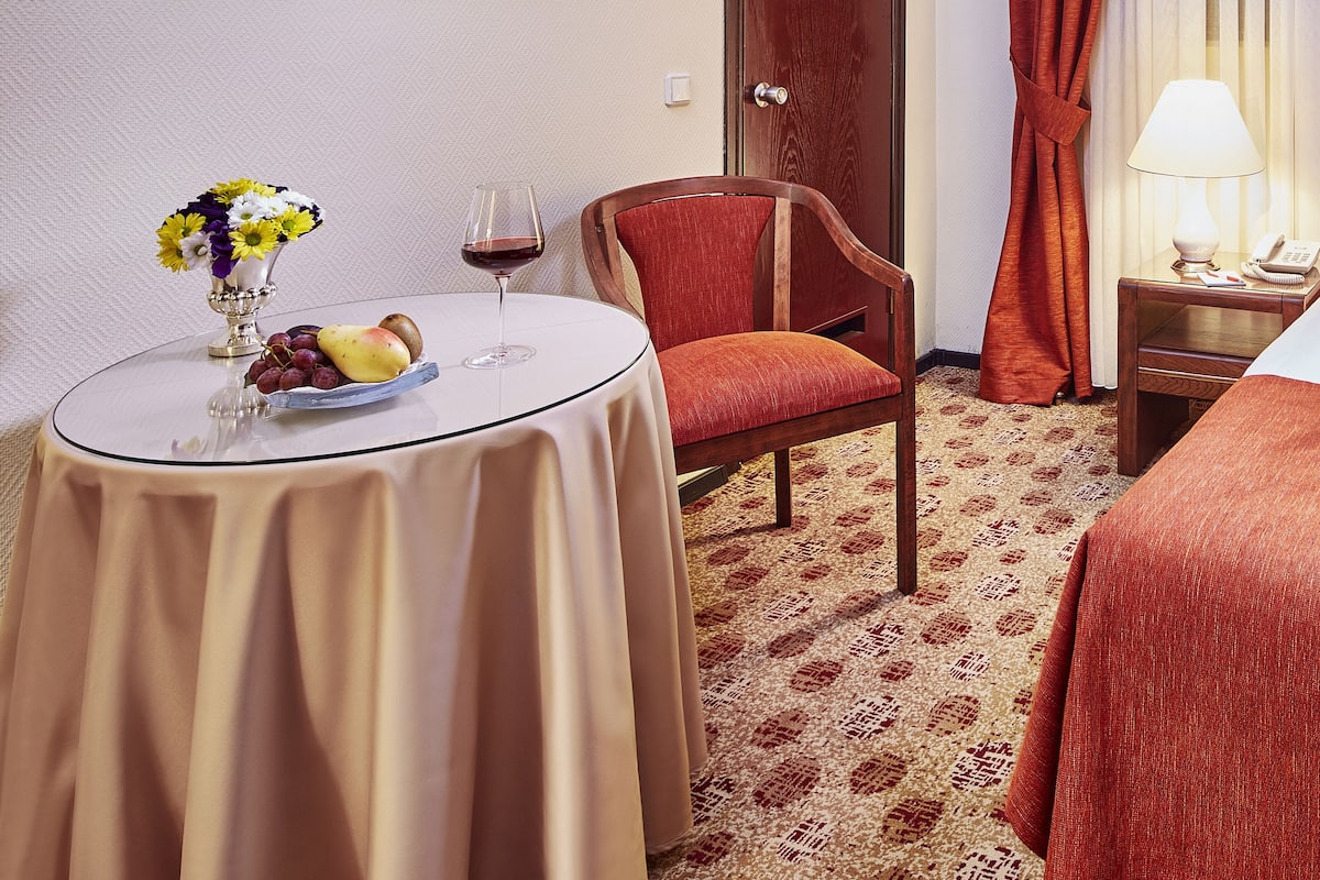 1 bedroom, Egyptian cotton sheets, premium bedding, minibar