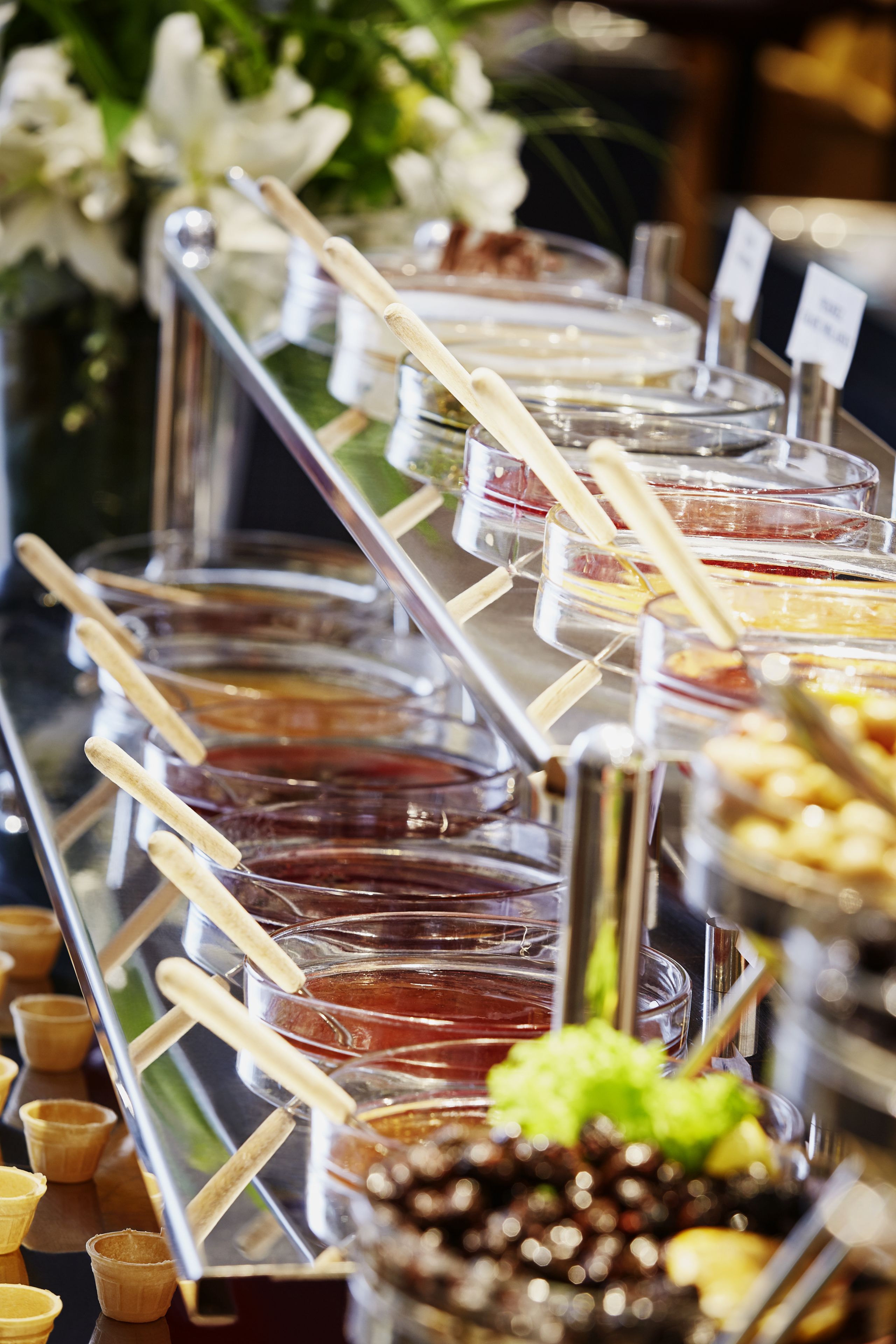 Un bufé con diversos alimentos y utensilios.