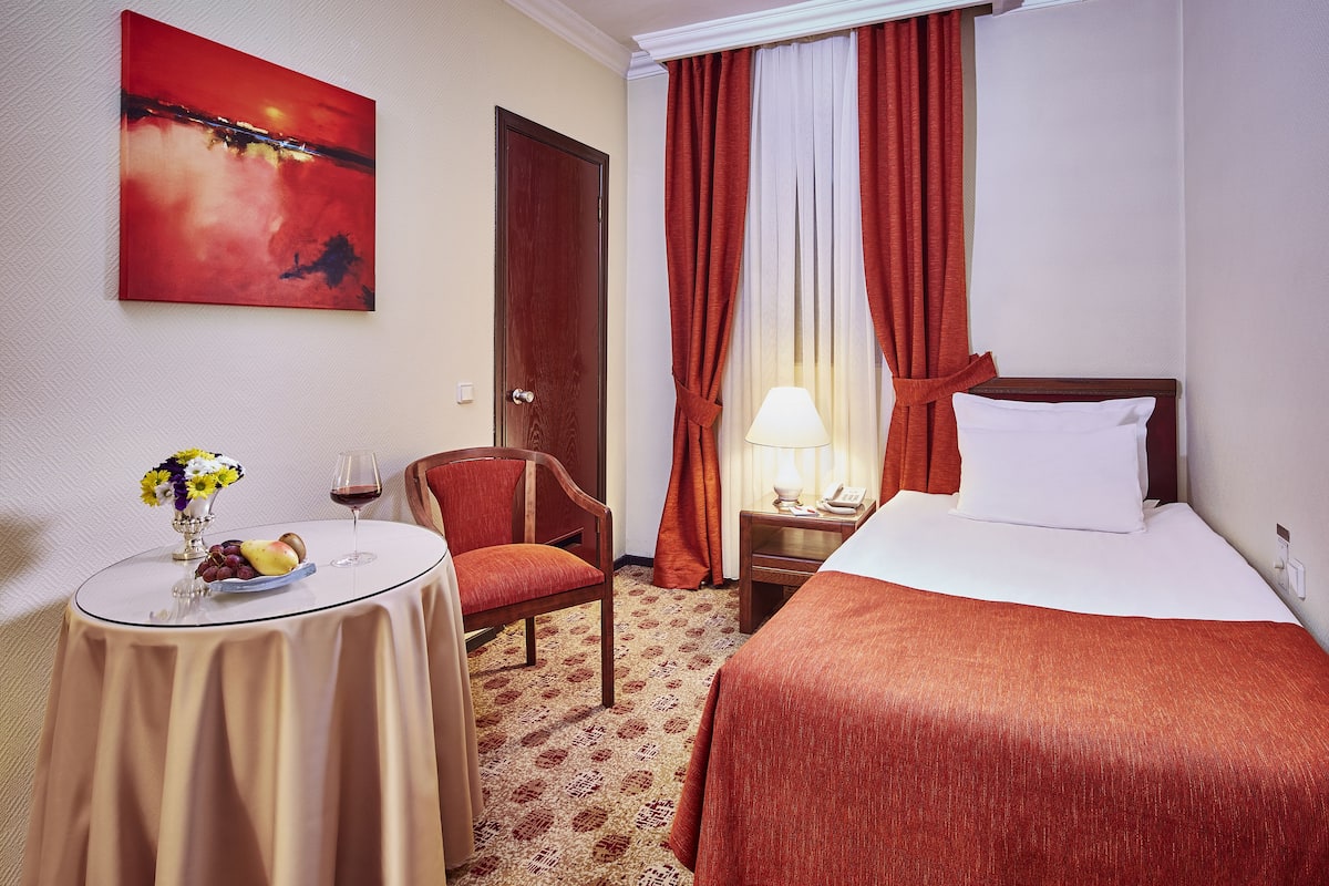 经济客房, 1 张大号单人床 | 埃及棉床单、高档床上用品、迷你吧、客房内保险箱