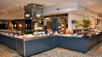 Daily buffet breakfast for a fee