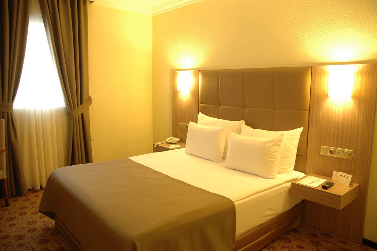 Compact single room | Egyptian cotton sheets, premium bedding, minibar, in-room safe