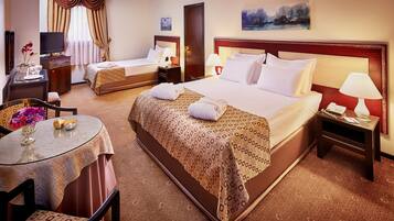 Habitación triple estándar | Sábanas de algodón egipcio, ropa de cama de alta calidad y minibar