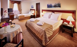 Kolmen hengen standard-huone | Egyptinpuuvillaiset lakanat, ylelliset vuodevaatteet, minibaari