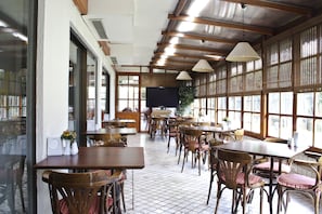 3 restaurants, breakfast, lunch, dinner served; international cuisine