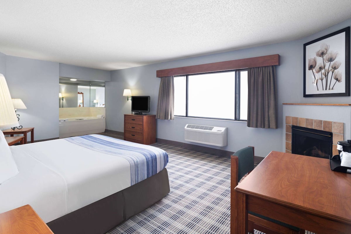 Suite, 1 King Bed, Non Smoking, Jetted Tub (Fireplace)
