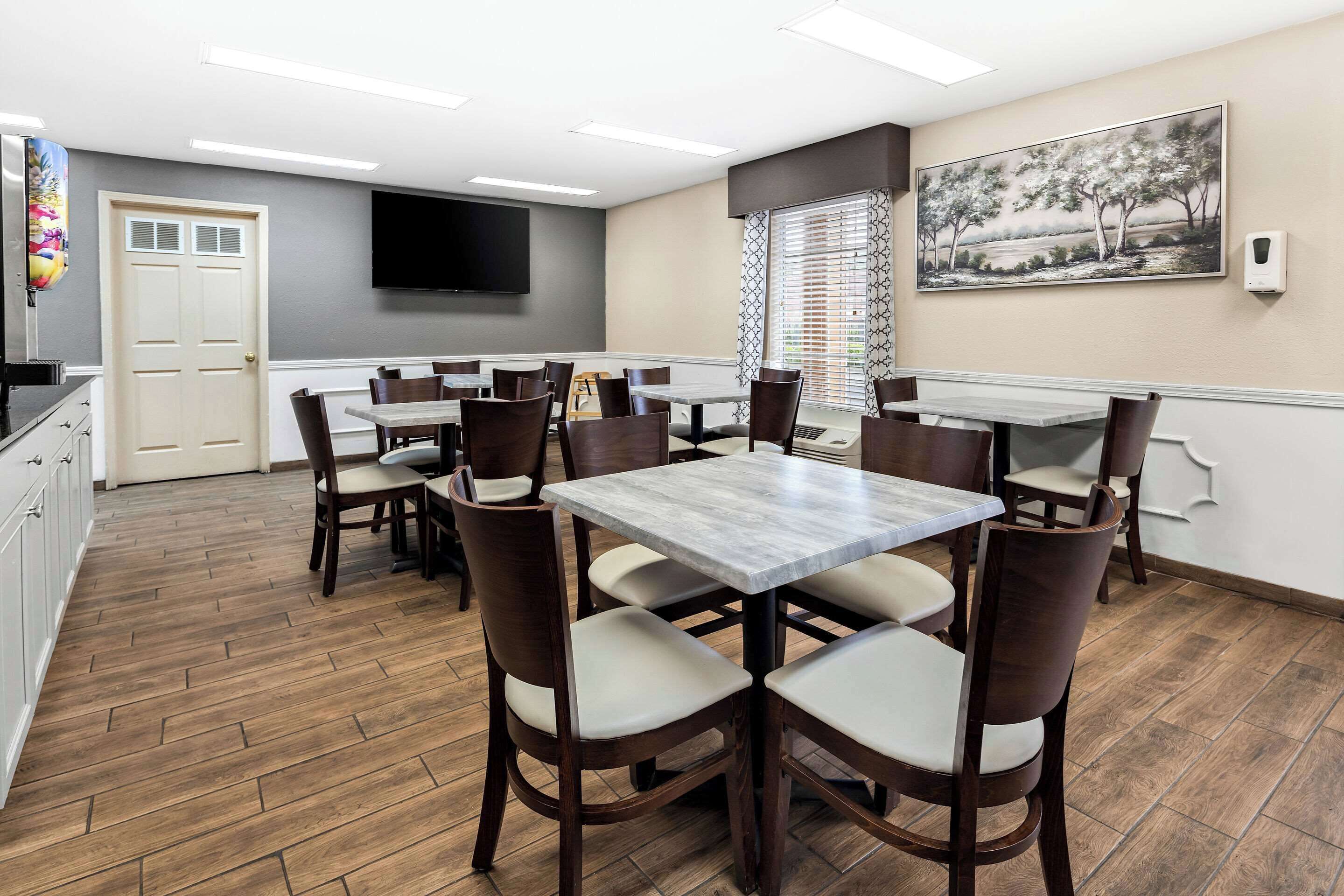 Free daily continental breakfast