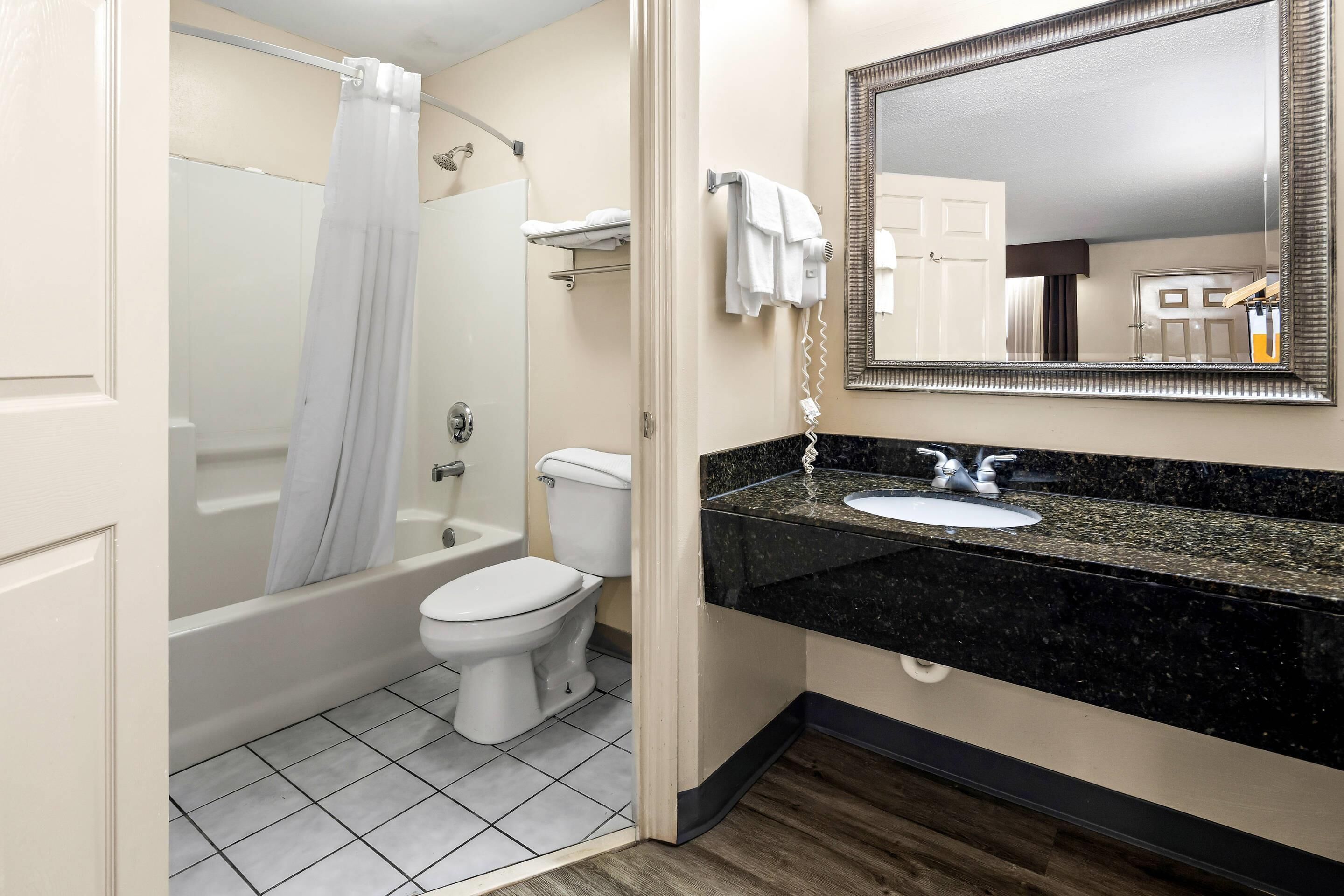 标准房, 1 张特大床, 无烟房 | 办公桌、熨斗/熨衣板、免费 WiFi、床单