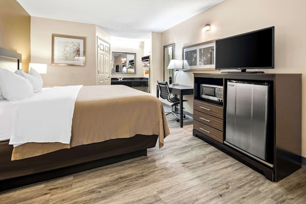 Standard Room, 1 King Bed, Non Smoking | Desk, iron/ironing board, free WiFi, bed sheets
