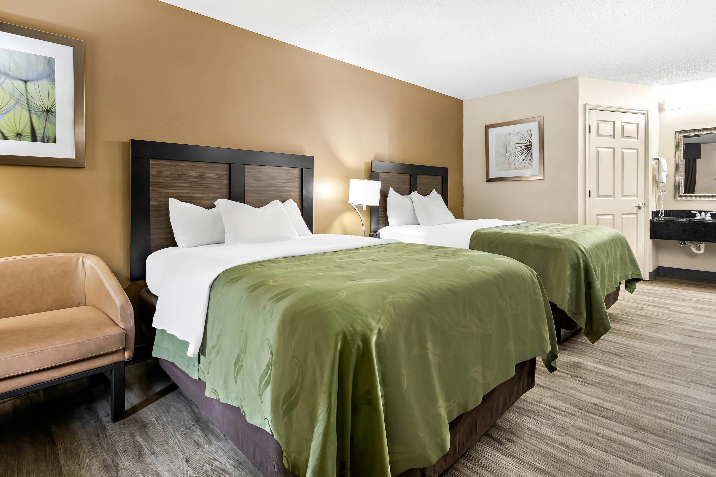 标准房, 2 张双人床, 无烟房 | 办公桌、熨斗/熨衣板、免费 WiFi、床单