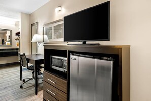 Standard Room, 1 King Bed, Non Smoking | Desk, iron/ironing board, free WiFi, bed sheets - Quality Inn Decatur River City (Decatur)