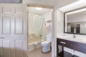 Habitació doble estàndard, 2 llits dobles, no fumadors | Bany | Combinació de dutxa i banyera, assecador de cabells i tovalloles 