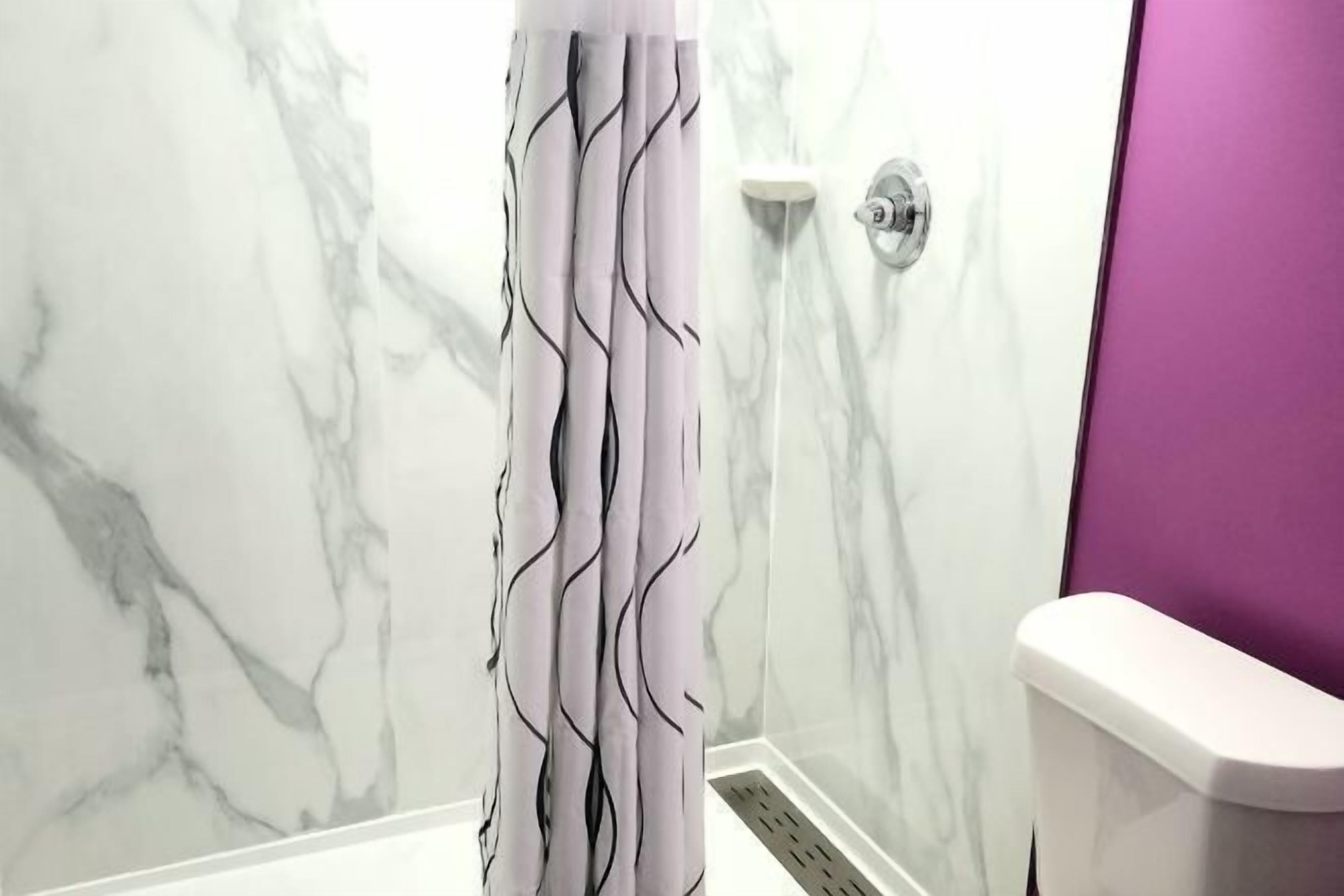 Een douche, handdoeken