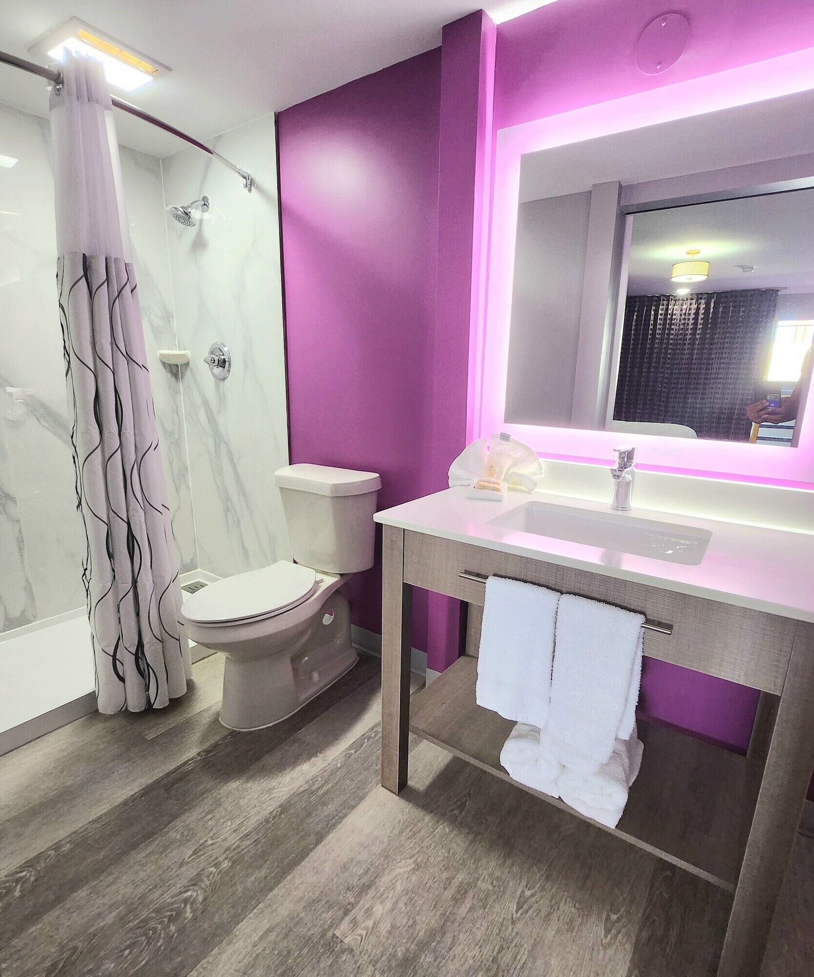 Un baño moderno con ducha, inodoro y tocador.