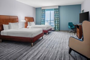 Room, 2 Queen Beds, Non Smoking, Landmark View | デスク、ノートパソコン用作業スペース、遮光カーテン、ベビーベッド (無料)