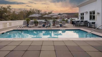 Piscine extérieure, parasols de plage, chaises longues