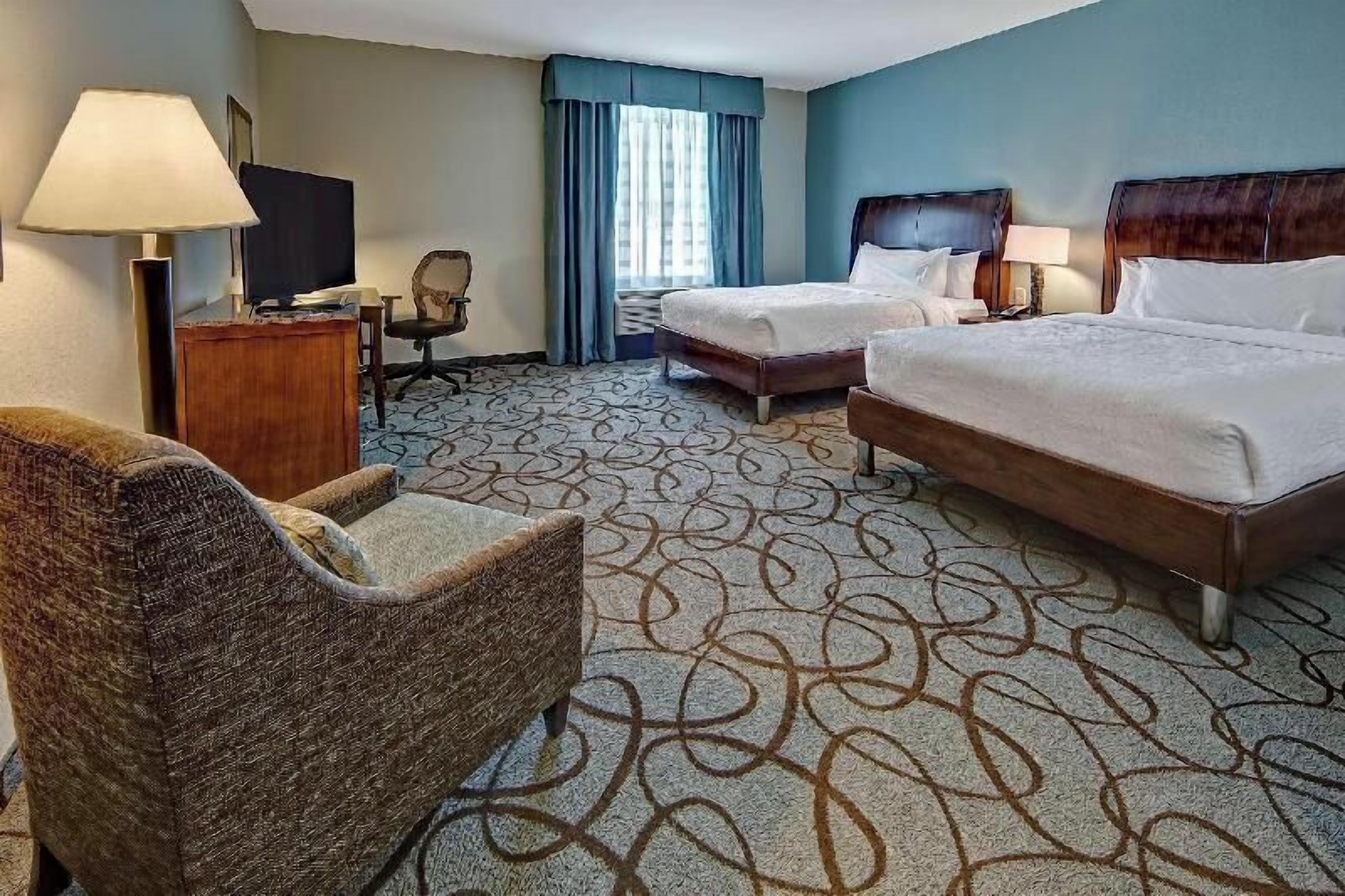 Skrivebord, skrivebord for bærbar PC og blendingsgardiner