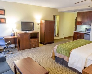 Premium bedding, desk, blackout curtains, iron/ironing board - Comfort Inn Hammond (Hammond)