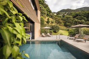 Indoor pool, pool umbrellas, sun loungers - Hotel Belvedere Locarno (Locarno)