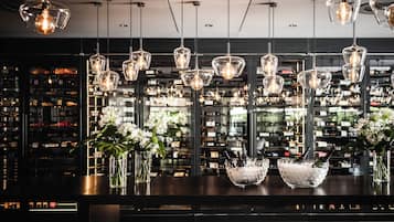 2 restaurantes, se sirven desayunos, comidas, cenas y cocina regional