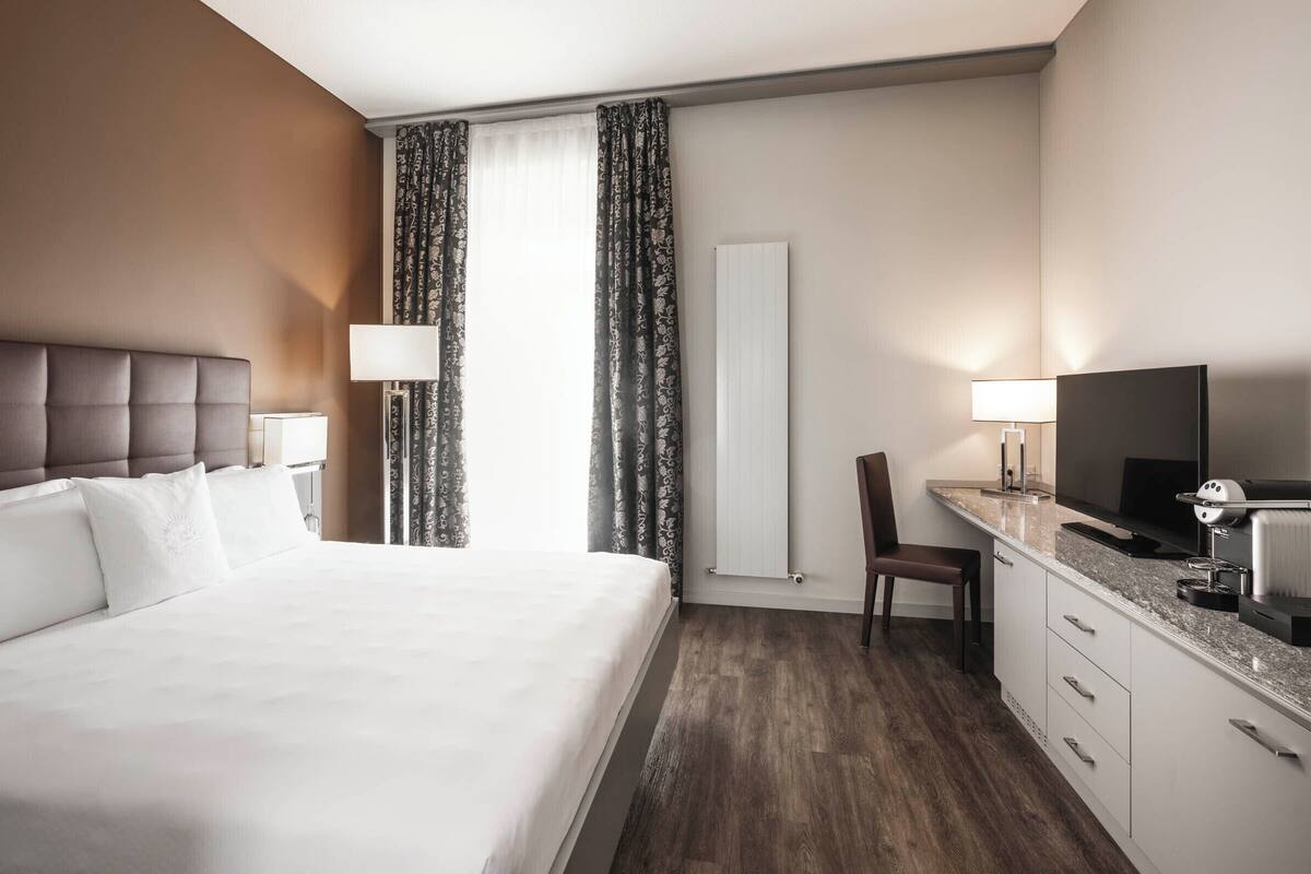 Premium bedding, down comforters, minibar, in-room safe