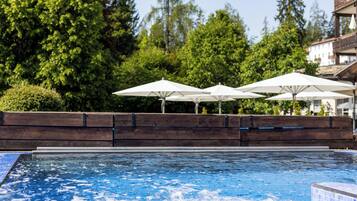 Innenpool, Außenpool, Sonnenschirme, Liegestühle