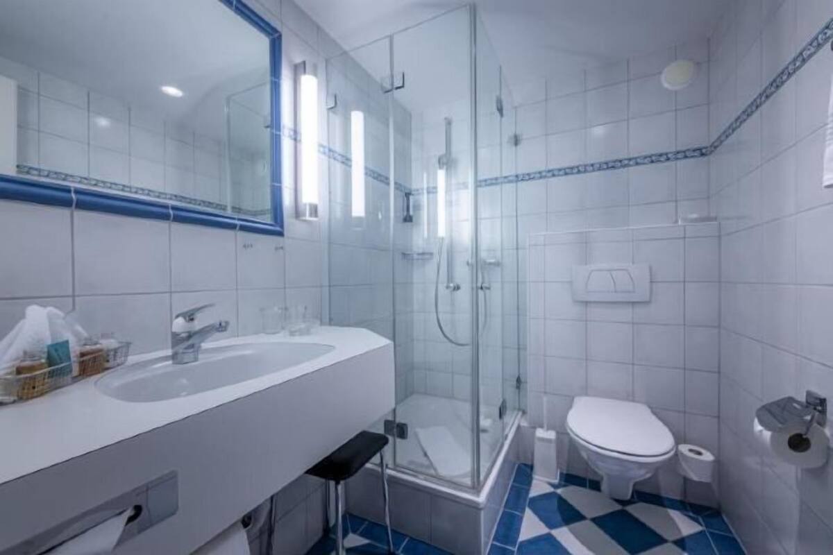 Baño | Tina, secadora de cabello, batas, pantuflas