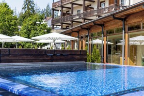 Innenpool, Außenpool, Sonnenschirme, Liegestühle