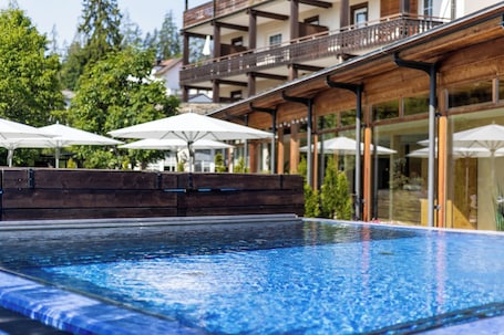 Kolam renang indoor dan kolam renang outdoor, dengan payung kolam renang