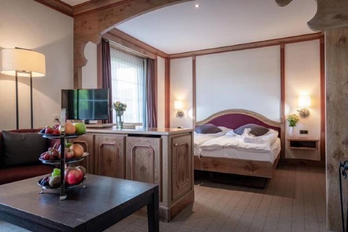 Hypo-allergenic bedding, free minibar, in-room safe, desk