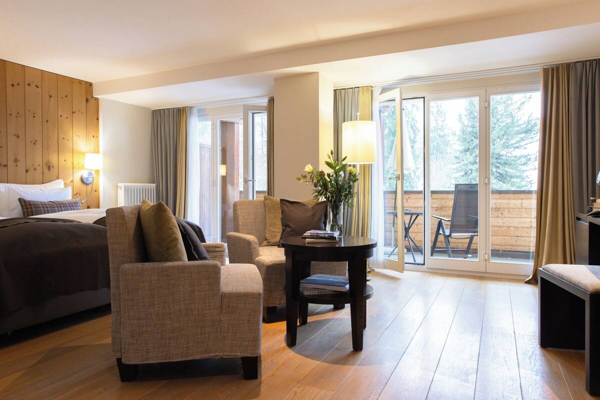 junior suite | 1 bedroom, hypo-allergenic bedding, minibar, in-room safe