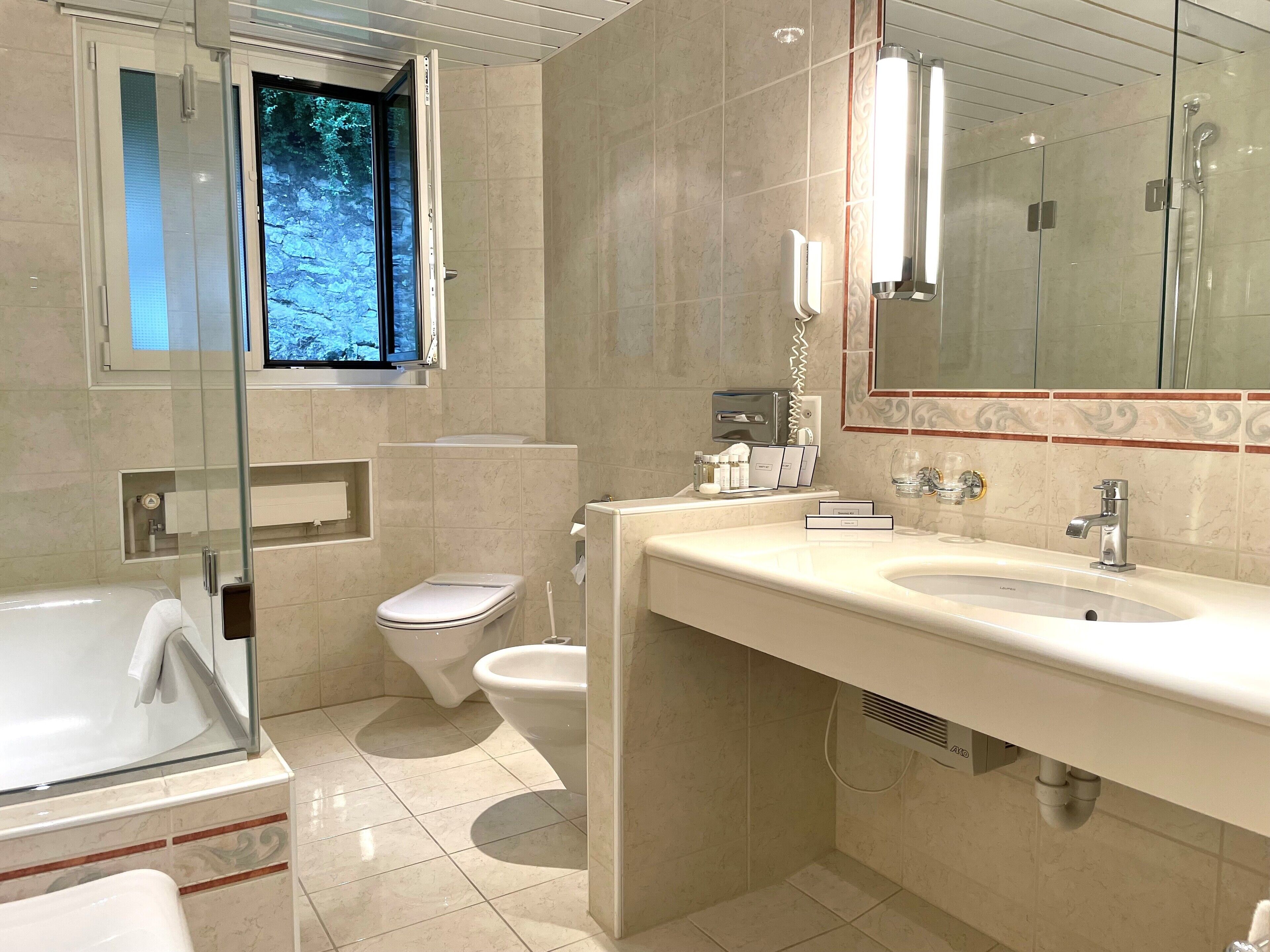 deluxe double or twin room, non smoking, bathtub | bathroom | designer toiletries, hair dryer, bathrobes, slippers