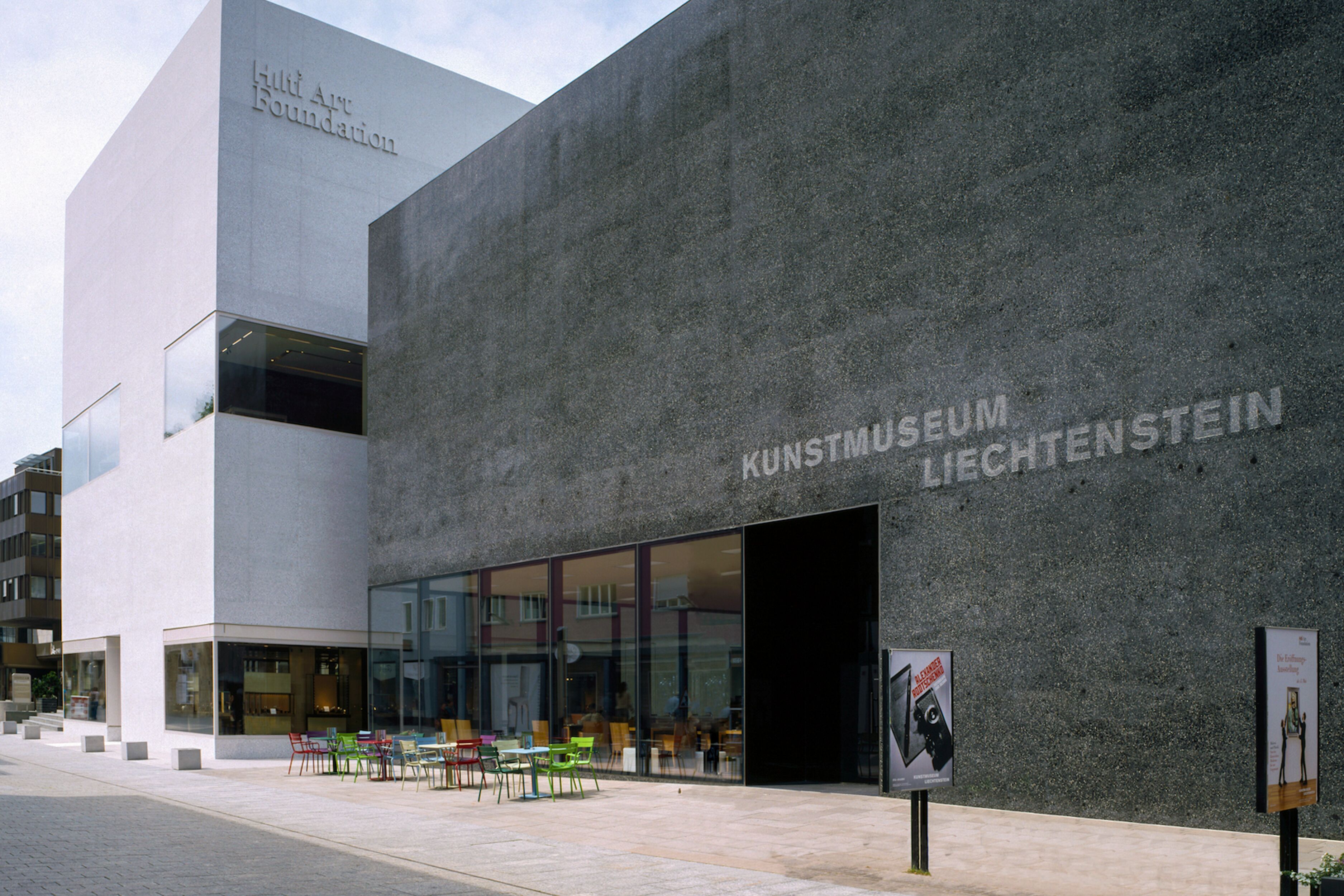 Um edifício moderno com o texto "KUNSTMUSEUM LIECHTENSTEIN" na fachada.
