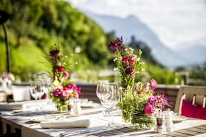 Petit déjeuner, déjeuner et dîner servis sur place, vue sur le jardin